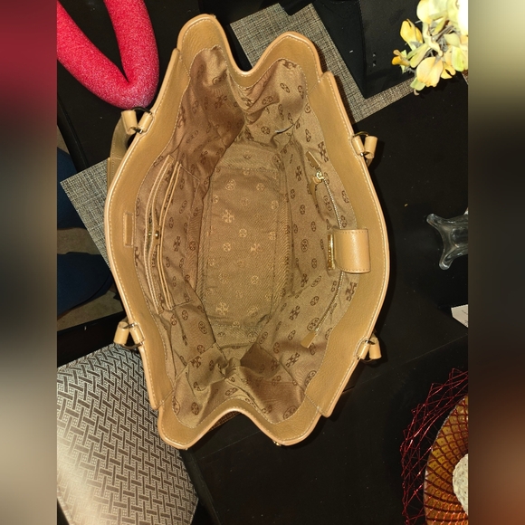 Tory Burch Ivy Side-Zip Tote - Picture 5 of 6